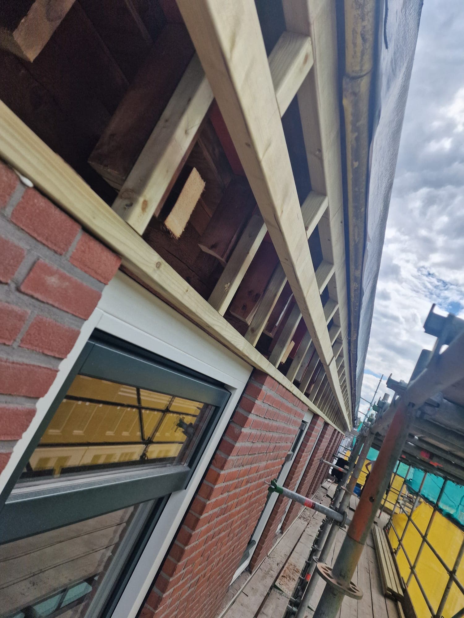Uitgetimmerde daklijst met Red Cedar sierlijst