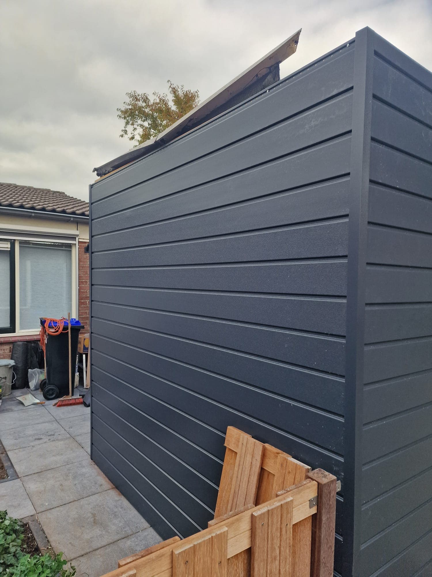 Nieuwgebouwde schuur met moderne, onderhoudsarme gevelbekleding
